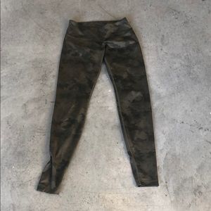 Lulu lemon camp crops 7/8th length